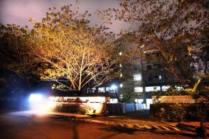 八打灵再也O'Boutique Suites Hotel @ Bandar Utama的夜城,街上灯火通明