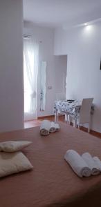 滨海波利尼亚诺Il sogno di Ele的一间房间,配有桌子和一些枕头,位于地板上