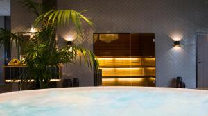 乌普萨拉克拉丽奥吉莱特酒店的植物间里的热水浴缸