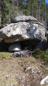 斯托泽克Apt.Jana ,apt.Terezka的停放在大岩石前的自行车