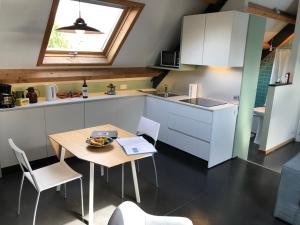 Sint-Denijs-WestremRap 'n Holiday Home的厨房配有桌椅和水槽。