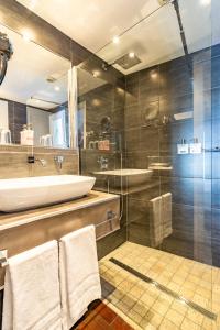雷岛林滩普拉西尔温泉餐厅酒店的一间带水槽和玻璃淋浴的浴室