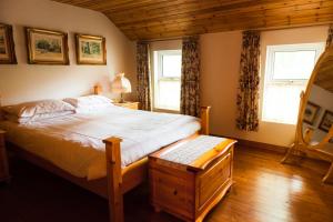 BarnesmoreBarnesmore Cottage的一间卧室设有一张大床和两个窗户。