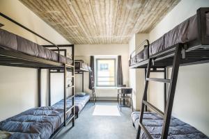 Auberge de Jeunesse Charleroi Youth Hostel客房内的一张或多张床位