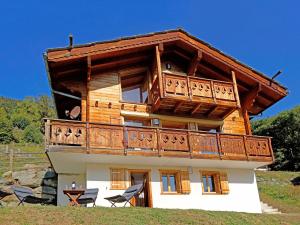 莱斯克伦斯Fabulous Holiday Home in Les Collons in Ski Area的房屋的顶部设有阳台