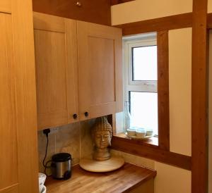 格拉斯顿伯里The Rabbit Hole的厨房,窗户旁的柜台上有一个凹凸不平的座位