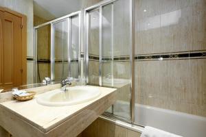 马德里西塞拉诺斯旅馆的一间带水槽和淋浴的浴室