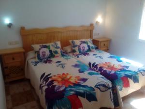 鲁伊德拉El Molino的一间卧室配有一张带花卉床罩的床