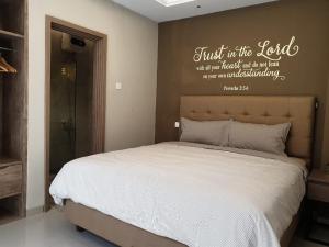 巴淡岛中心Danka@Taman Golf Residence的卧室,卧室里有一张床,字里行间信任主