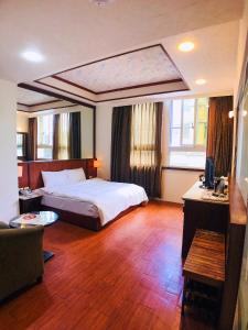 礁溪玉泉旅館的配有一张床和一张书桌的酒店客房
