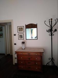维罗纳I Gechi的一间房间,墙上装有梳妆台和镜子