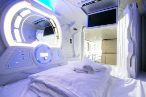 喀山Capsule Hostel Capslock的一间空的医院房间,配有床和电视