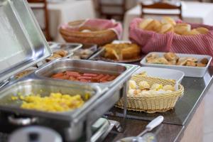 维涅杜Hotel Villagio D'Italia的自助餐,在柜台上供应不同类型的食物