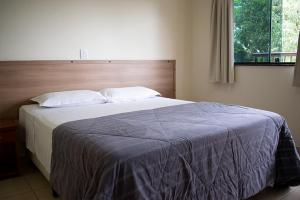 维涅杜Hotel Villagio D'Italia的一间卧室配有一张带蓝色毯子的大床