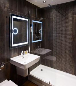 威瑞格林汽车旅馆，利比豪尔乡村的一间带水槽、淋浴和镜子的浴室