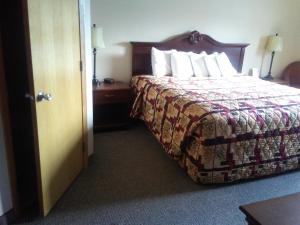 格兰福克骑士旅馆 - 格兰德福克斯的一间酒店客房,设有一张床和一扇门