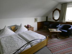阿伦贝格祖尔布格斯查克餐厅酒店的一间卧室设有一张床和一间客厅。