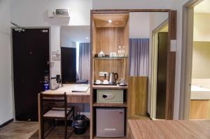 怡保晨星酒店@怡保东区的厨房配有书桌、桌椅和椅子