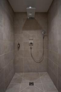 卡尔顿Carlton Towers的浴室内配有淋浴和头顶淋浴