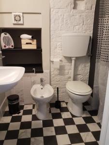 鲁沃迪普利亚L'Orecchietta的一间带卫生间和水槽的浴室