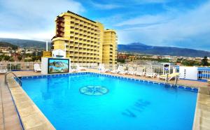 拉克鲁斯Skyview Hotel Tenerife的酒店屋顶上的大型游泳池