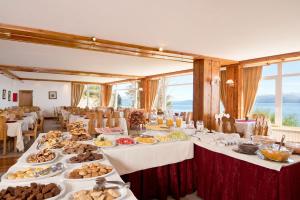 圣卡洛斯-德巴里洛切霍穆勒酒店的一张长桌,上面放着许多盘子的食物