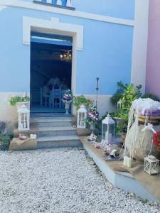 SorgonoVesta的一座带蓝色门、楼梯和鲜花的房子