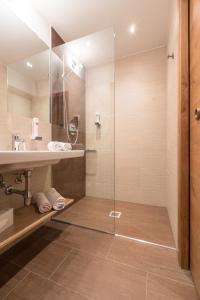 赞可里奥哈德温特斯堡酒店的一间带水槽和淋浴的浴室