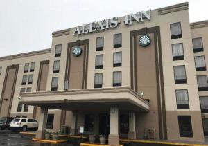 纳什维尔亚历克西斯套房旅馆的一家在前面写有亚历克西斯旅馆的酒店