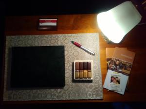 巴拉腊特杜恩斯坦斯旅馆的一张桌子,上面有笔和笔记本