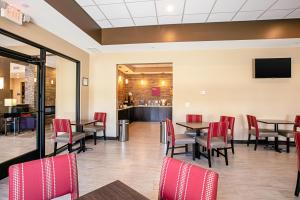 Comfort Suites Fishkill near Interstate 84餐厅或其他用餐的地方