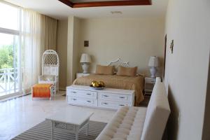 Banco PlayaPuerta del Mar Cozumel的一间卧室设有一张床和一间客厅。