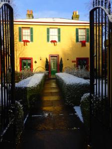 德洛兰Blakes Manor Self Contained Heritage Accommodation的雪中带门的黄色房子