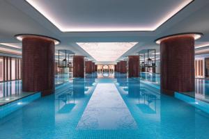 北京北京雅诗阁盛世博瑞服务公寓的建筑物中游泳池的形象