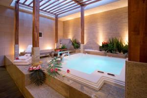 京都莲花现代情趣酒店（仅限成人）的浴室配有带植物的大浴缸