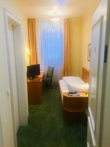 美因河畔法兰克福贝多芬酒店的酒店客房配有一张床和一张带电脑的书桌