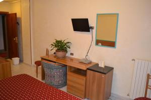 福贾La Villa dei Gourmets - Struttura Sanificata的客房设有一张带电视和镜子的书桌。