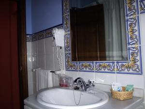 埃尔武尔戈埃尔武尔戈卡萨格兰德酒店的浴室设有白色水槽和镜子