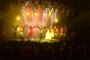 埃拉特Club Hotel Eilat - All Suites Hotel的一群人坐在舞台上,灯光照亮