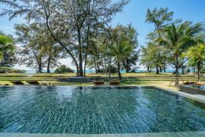 迈考海滩Baan Mai Khao的一座位于树木林立的度假村内的游泳池