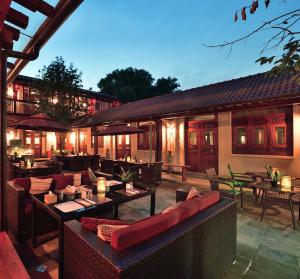 北京景山花园酒店的一个带桌椅的庭院和一间餐厅
