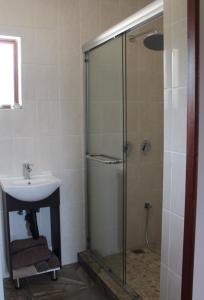德尔斯特鲁姆Misty Cottage的一间带玻璃淋浴和水槽的浴室