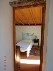 Oliveira de BarreirosCasa do Forno, Viseu的一间卧室配有双层床