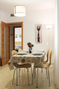 科尔多瓦Paseos por Córdoba的一间带桌椅的用餐室