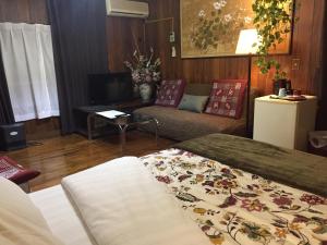 名户Shirahama Hotel的客厅配有床和沙发