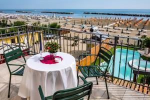 里米尼遗产酒店的海滩景阳台桌子