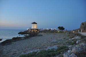 斯基罗斯岛Skyros Panorama Studios的海滩边的灯塔