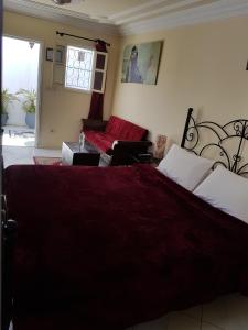 塞拉马里尼娜里亚德旅馆的一间卧室配有一张大床和一张沙发
