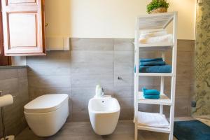 马斯卡卢恰Sicily's View的浴室配有白色卫生间和盥洗盆。