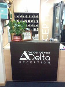 罗维戈Residence Delta的柜台上种有盆栽植物的餐厅标志
